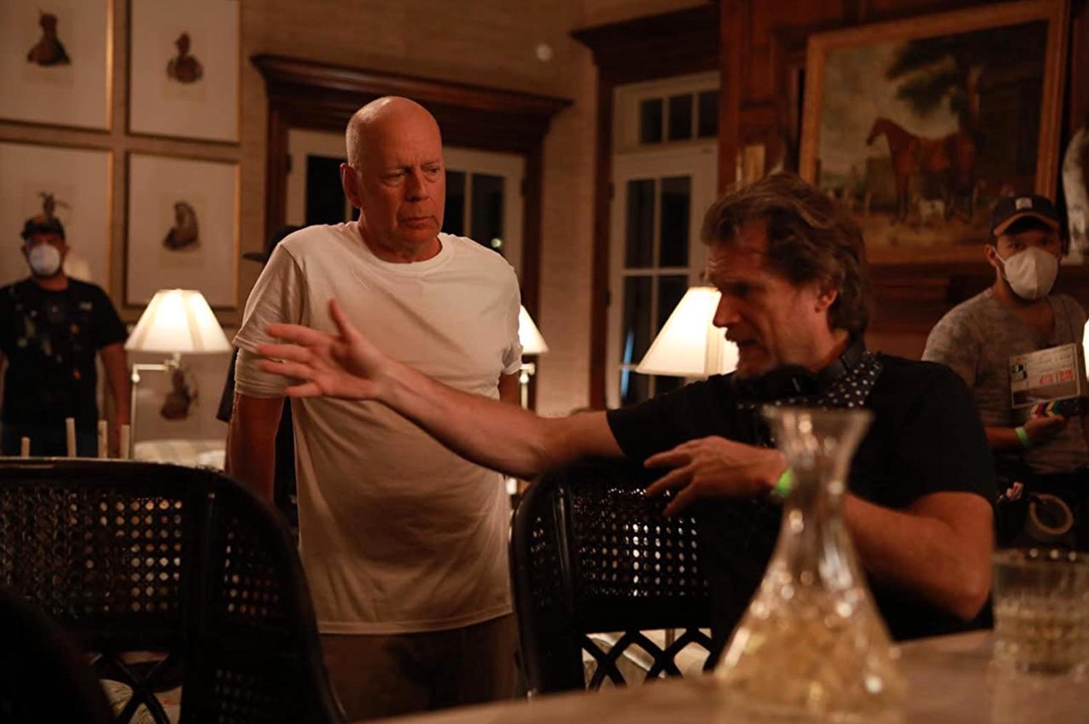 Bruce Willis och regissören Jesse V Johnson under inspelningen av ”White elephant”.