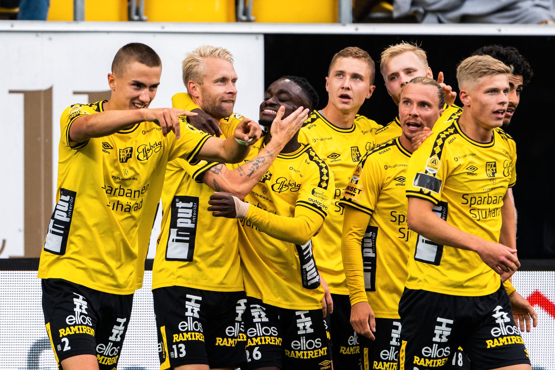 Johan Larsson jublar med lagkamraterna efter sitt volleymål.
