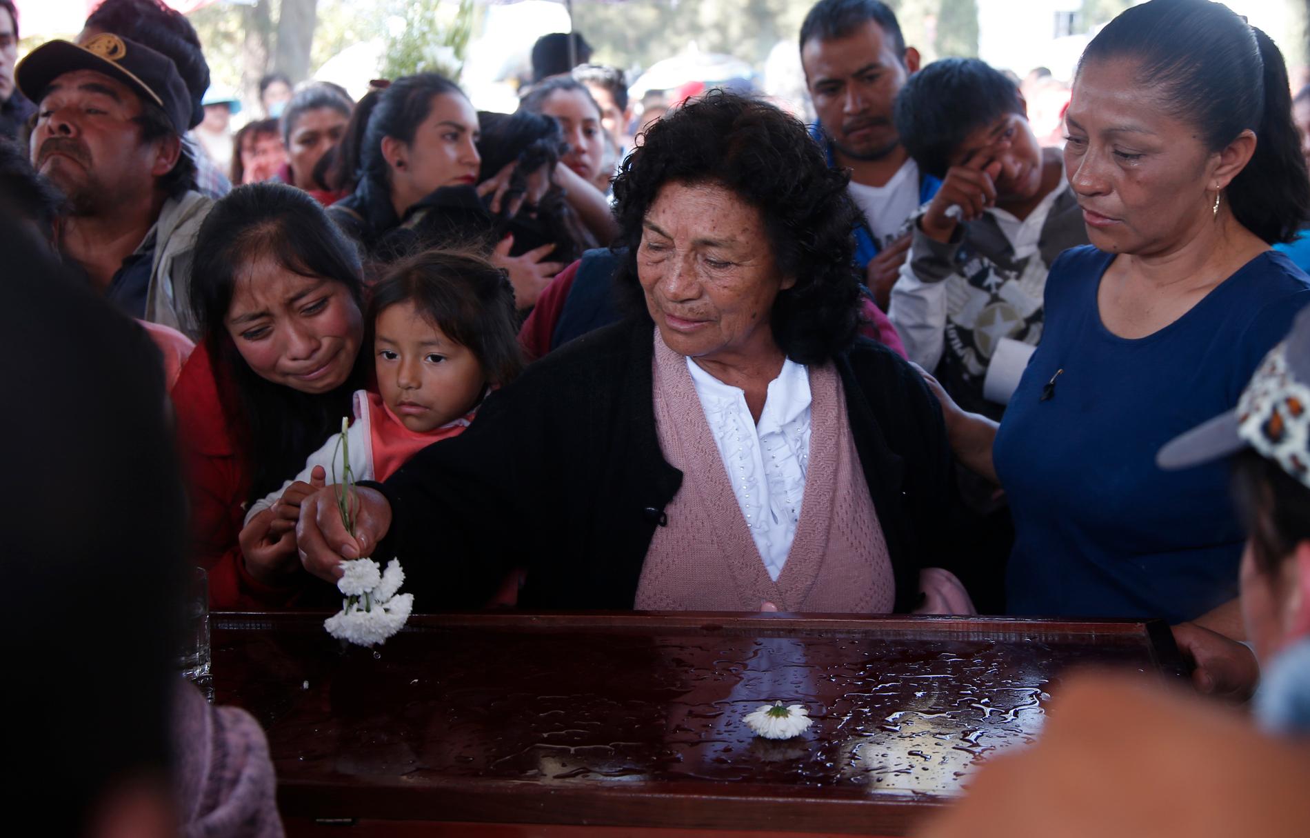 Anhöriga vid en begravning av en av de omkomna i pipelineolyckan vid Tlahuelilpan i Mexiko.