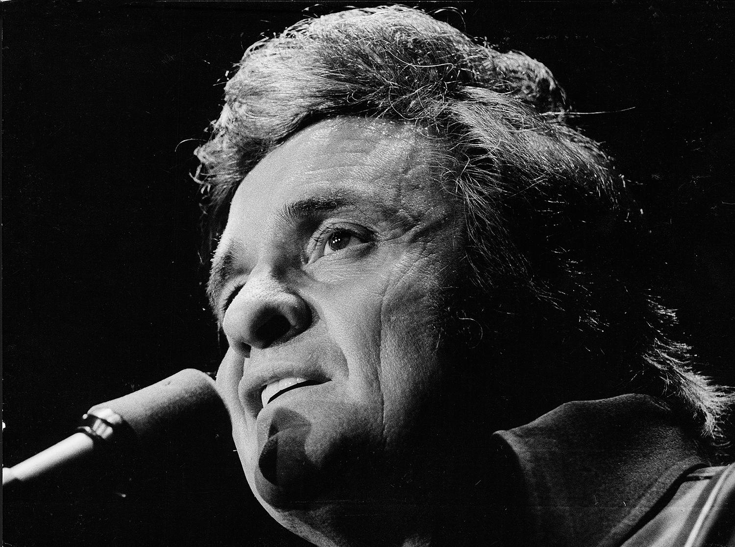 Johnny Cash under ett uppträdande år 1976.