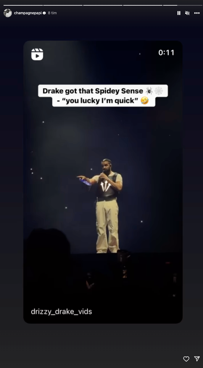Drake fångade en bok som kom flygande mot honom. 