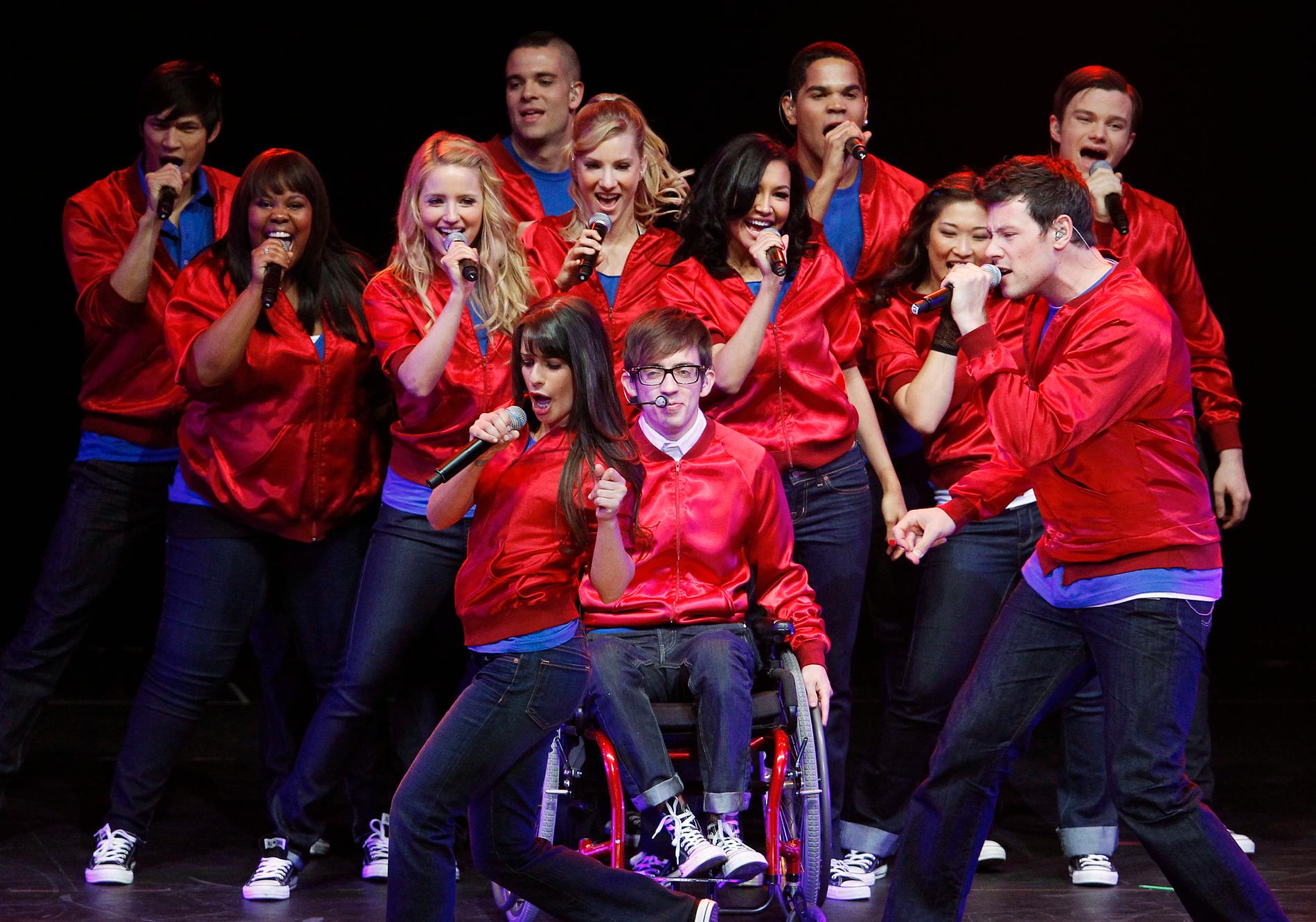 ”Glee”.