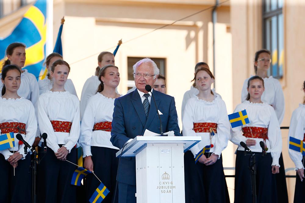 Kungen höll ett tal på Slottsbacken i Gamla stan där han bland annat kommenterade gängskutningarna i Stockholm. 
