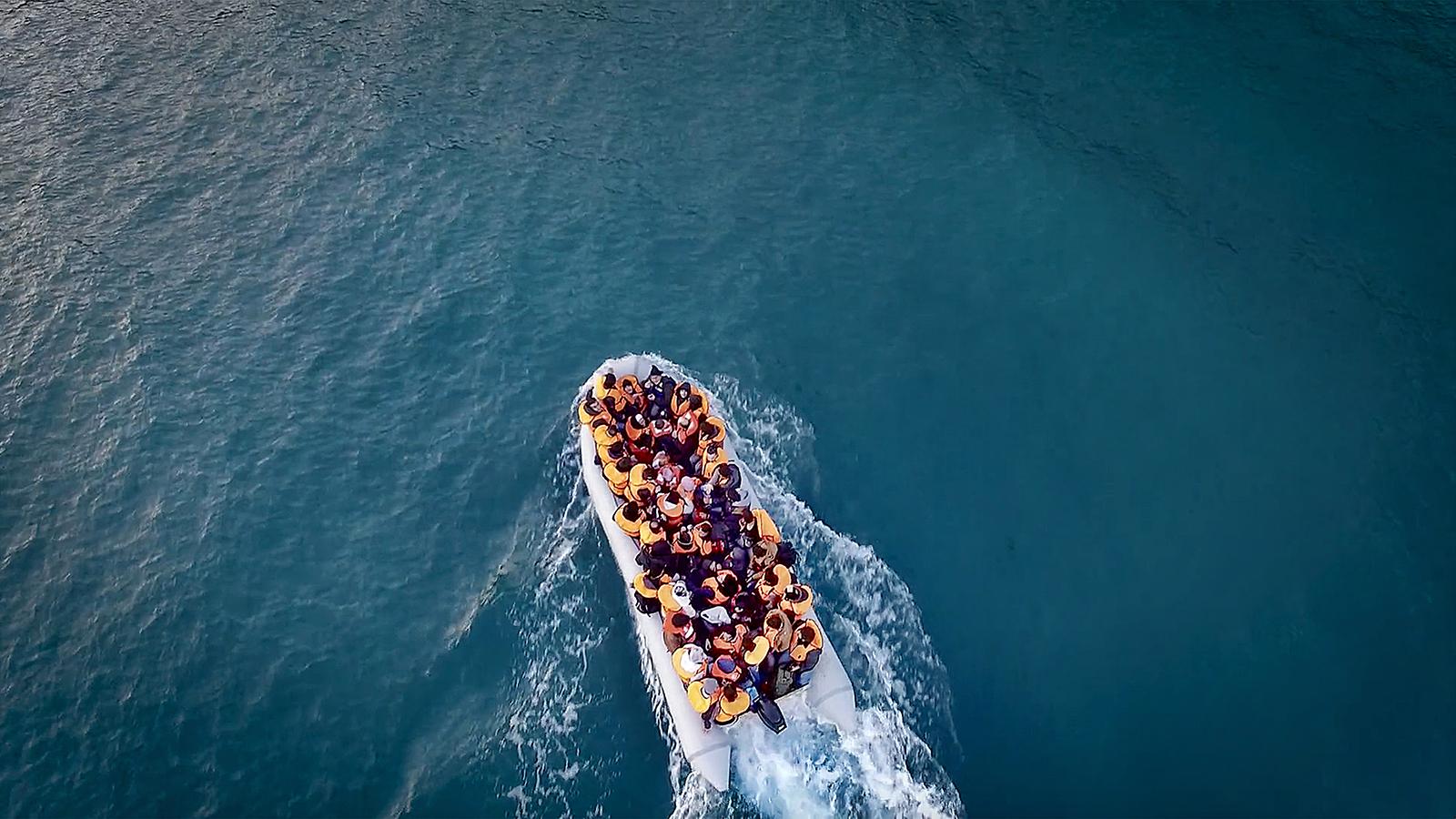 Flyktingar korsar Medelhavet för att nå Europa.