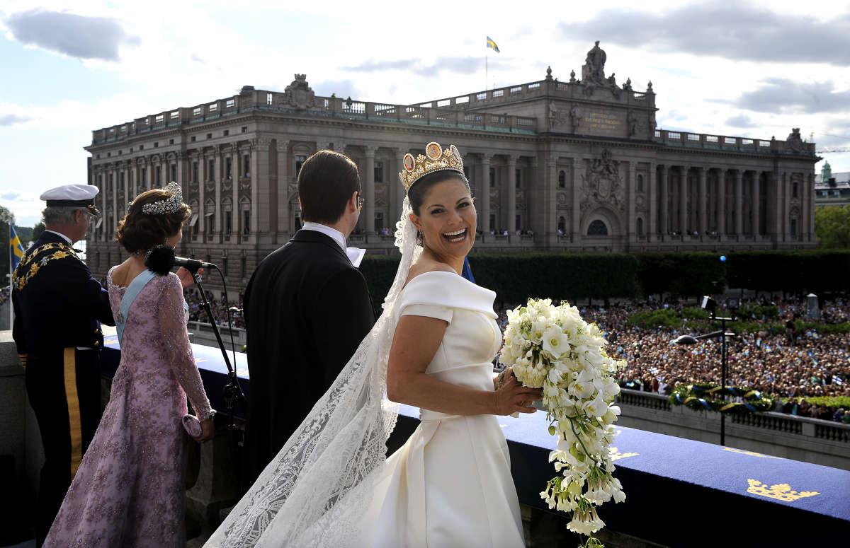 Tradition Balkonghälsningen är en kunglig tradition. På samma plats klev kung Carl Gustaf och drottning Silvia ut och vinkade till folket vid sitt bröllop 1976.