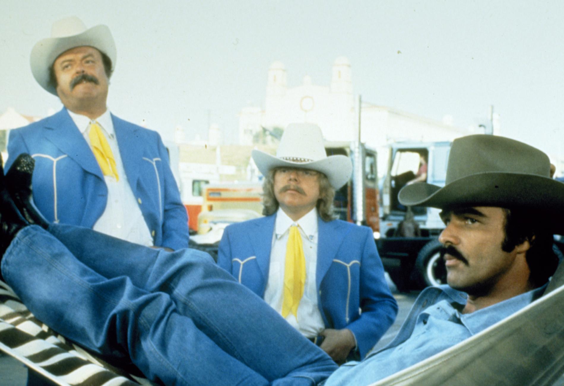 "Nu blåser vi snuten". " med Jackie Gleason, Paul Williams och Burt Reynolds.