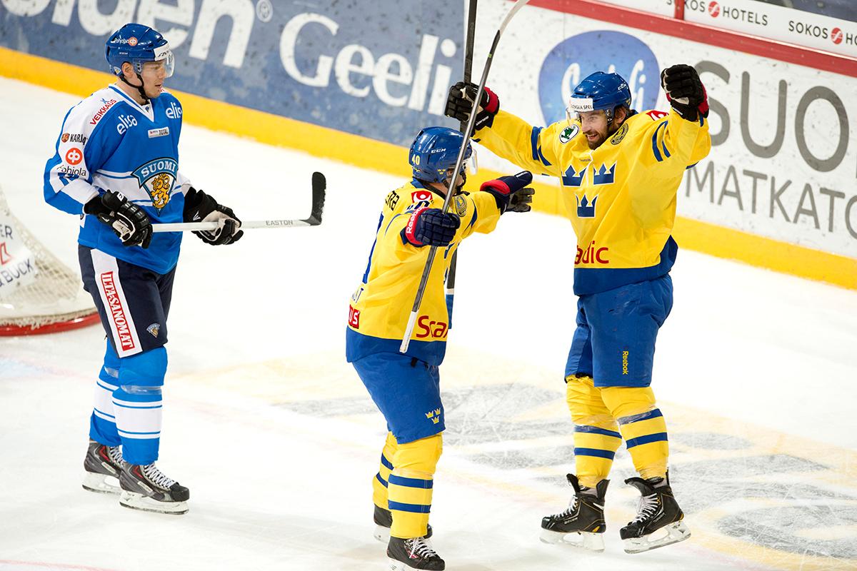 Niklas Olausson gratulerar Pär Arlbrandt efter dennes 1-0-mål mot Finland i Karjala Cup-avslutningen mot Finland.