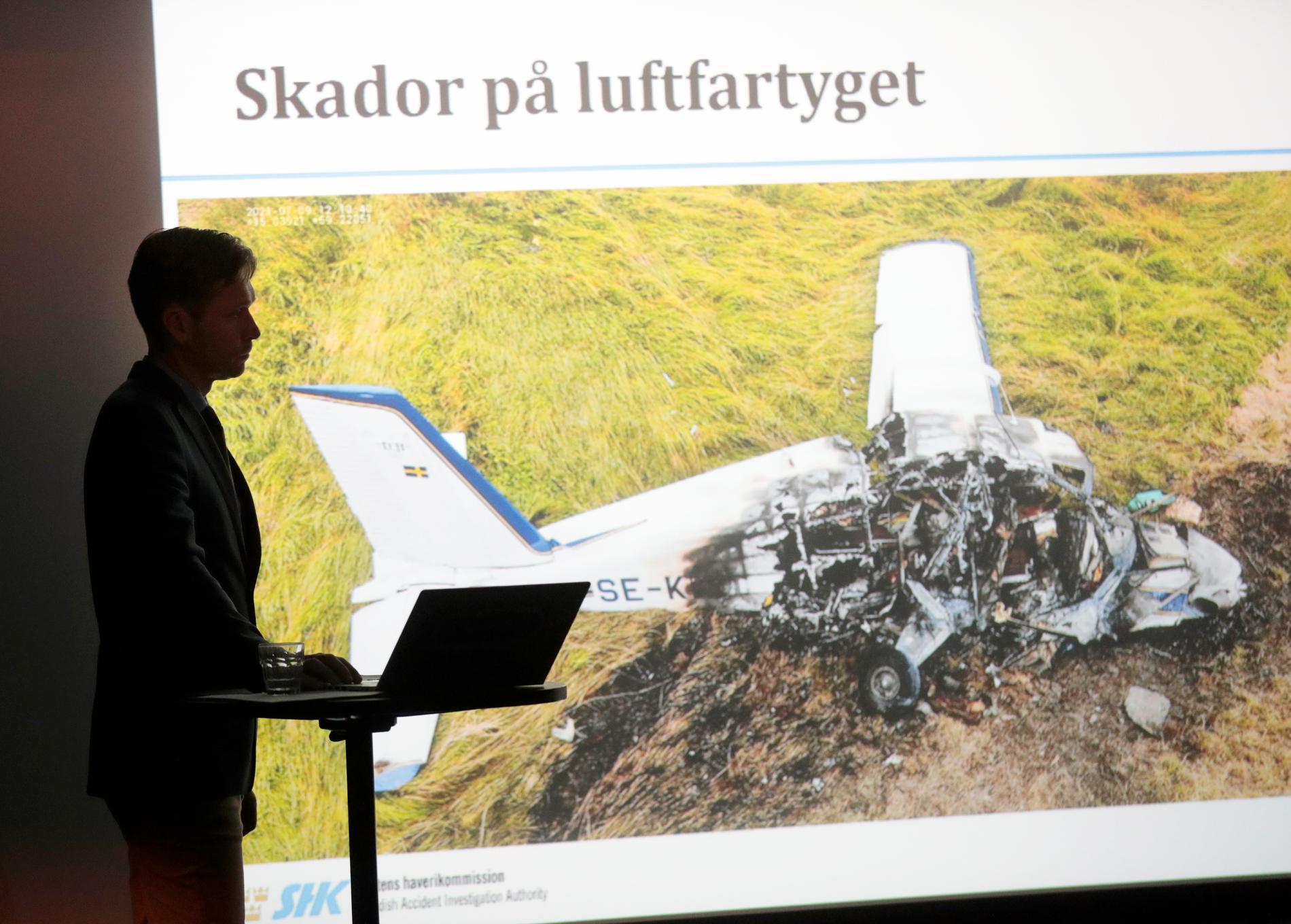 Statens haverikommission lämnade på torsdagen en statusrapport om utredningen av kraschen på Örebro flygplats förra sommaren. Nio personer miste livet.
