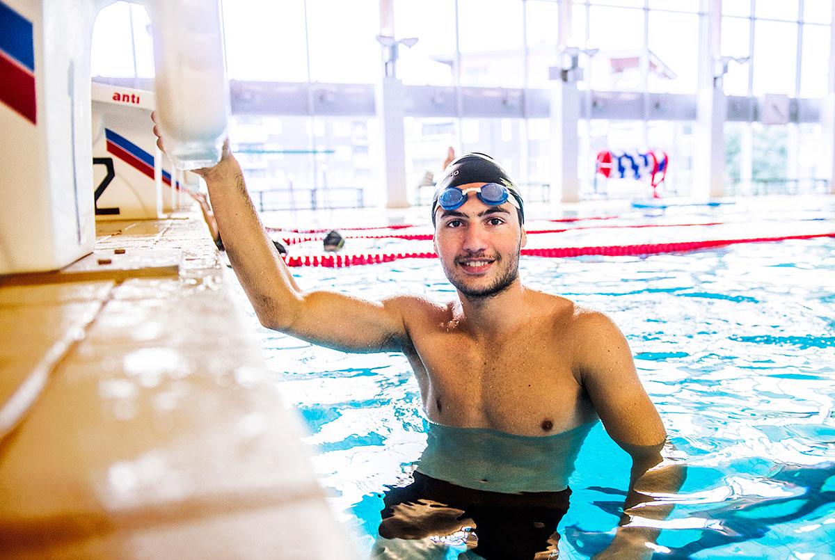Nawar Arouk simmade i det syriska landslaget. ”Sista gången jag simmade i Syrien var 2012. Sedan fanns det inga pengar till värme längre så poolen var iskall. När jag bodde i Mersin i Turkiet försökte jag simma när jag kunde. Det är bara de sista fem, sex månaderna som jag inte kunnat träna”, säger han.