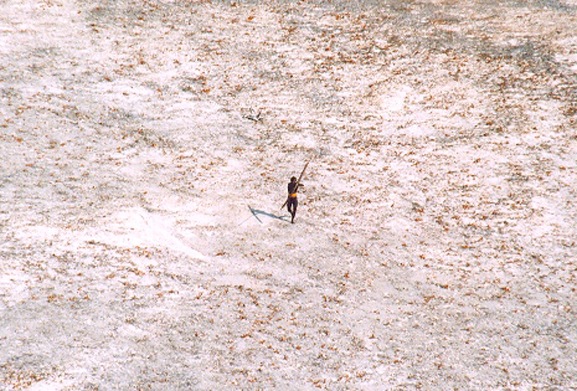En man ur ursprungsbefolkningen på korallön Norra Sentinel.