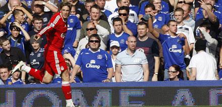 Såg rött I dubbelbemärkelse: Evertons Tim Cahill fick rött kort efter en vårdslös tackling och Evertonpubliken fick bara se röd glädje då Liverpool vann med 2–0.