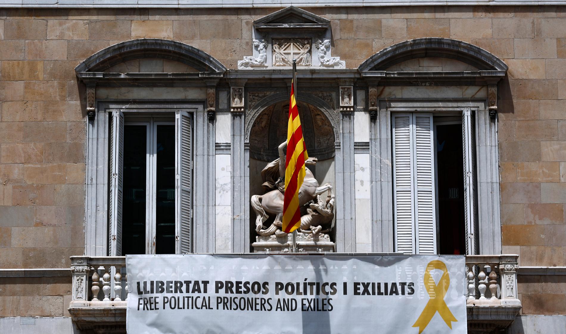 "Frihet åt fängslade och landsflyktiga fångar" står det på banderollen på balkongen till regionregeringens palats i Barcelona. Nu kommer utslaget från högsta domstolen. Arkivbild.