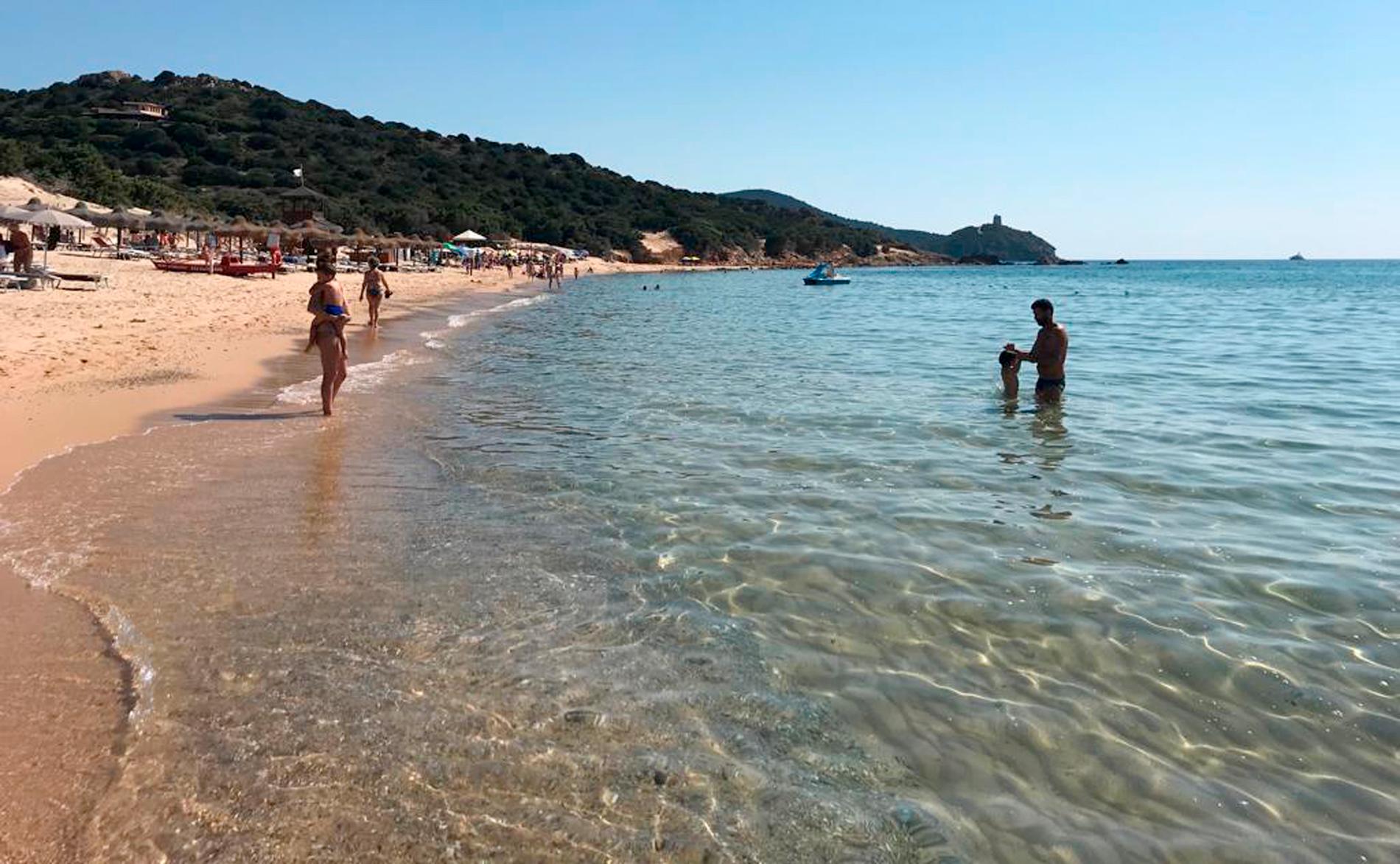 Ön Sardinien är bland annat känt för sitt kristallklara vatten, här sett utanför staden Chia. Arkivbild.