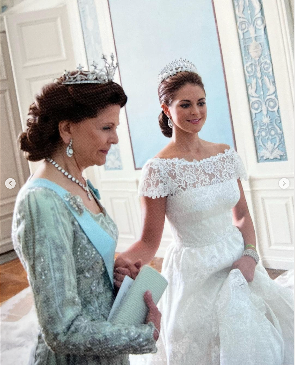 Drottning Silvia håller sin dotter prinsessan Madeleine i handen på hennes bröllopsdag. 