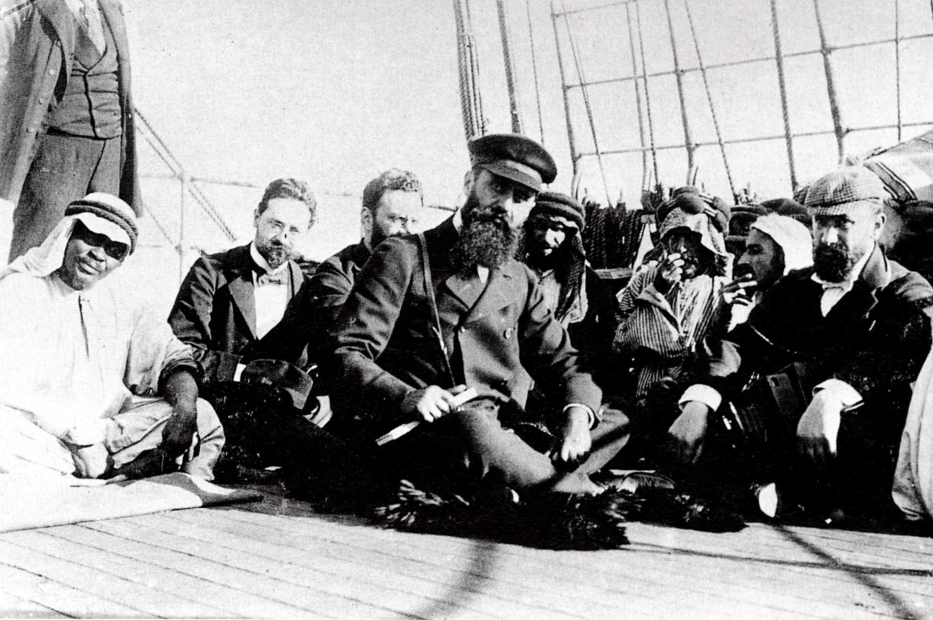 Theodor Herzl och hans sionistiska delegation ombord på skeppet Imperator på väg till Palestina i oktober 1898.