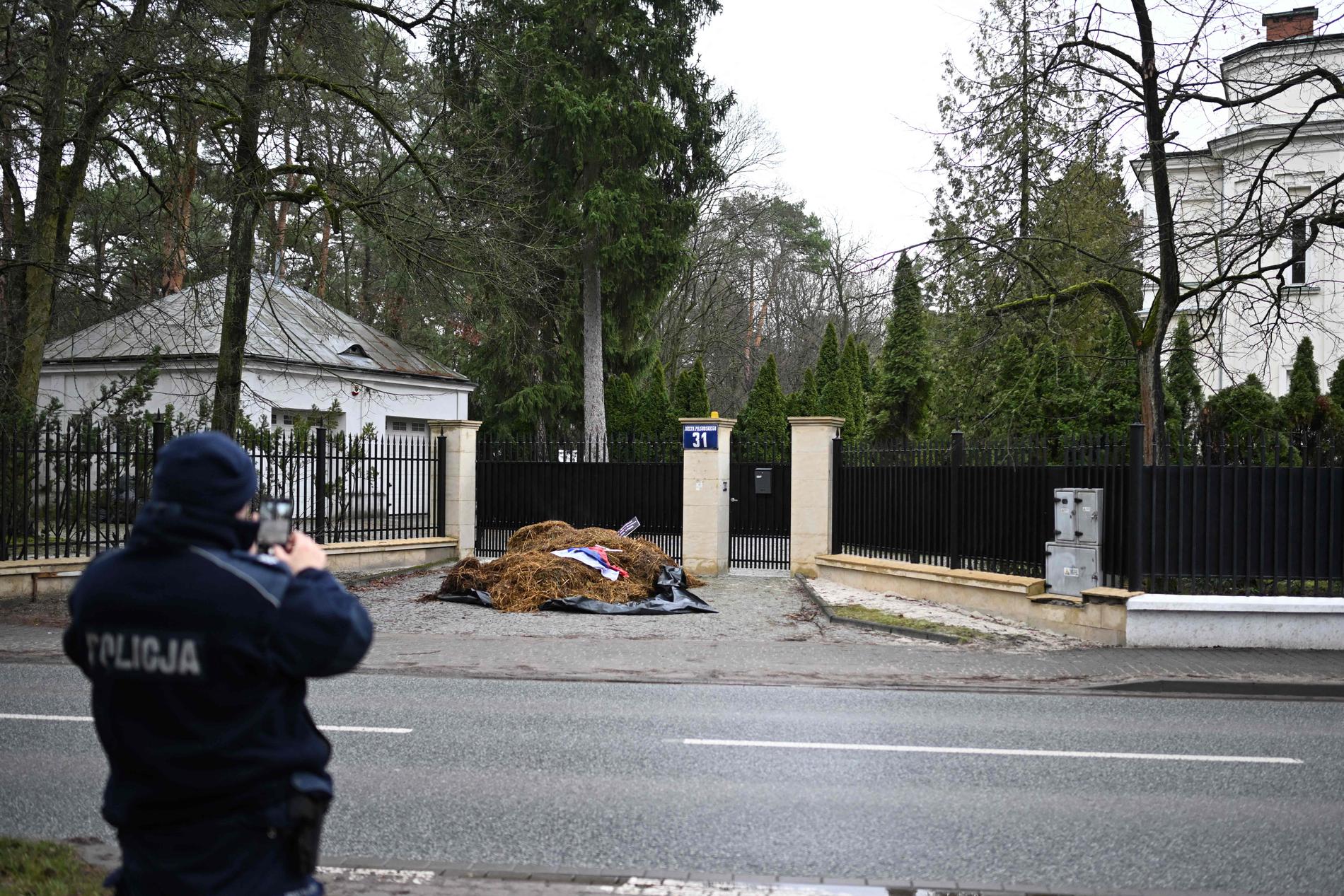 Bajshögen utanför ryska ambassaden. 