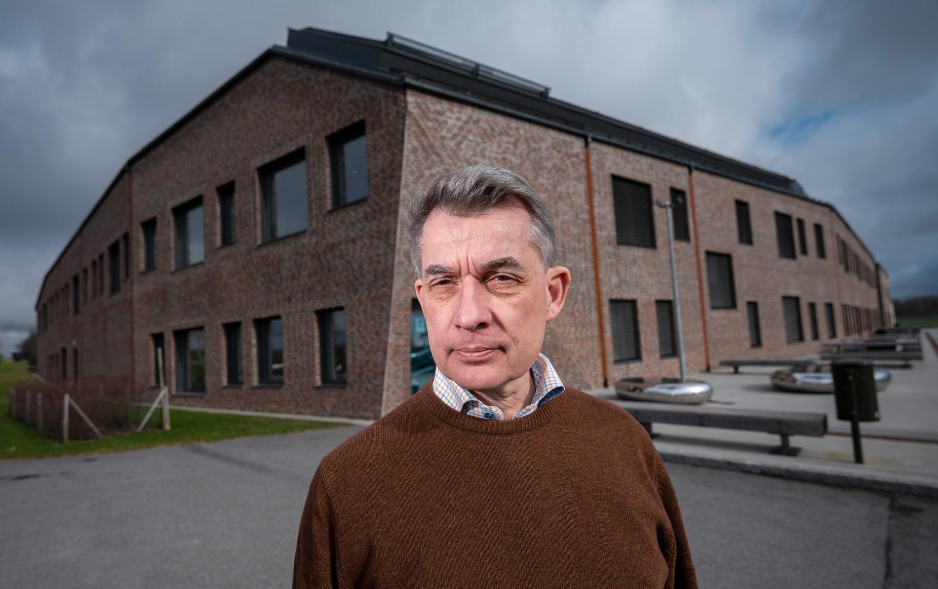Robert Rydbeck, verksamhetschef för rättspsykiatrin i Skåne, framför Rättspsykiatriskt centrum i Trelleborg.