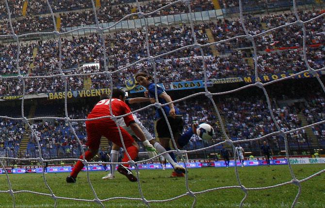 Sista målet i Italien, en klack i hörnet i sista omgången gav skytteligatiteln 2008-2009 med 25 mål.