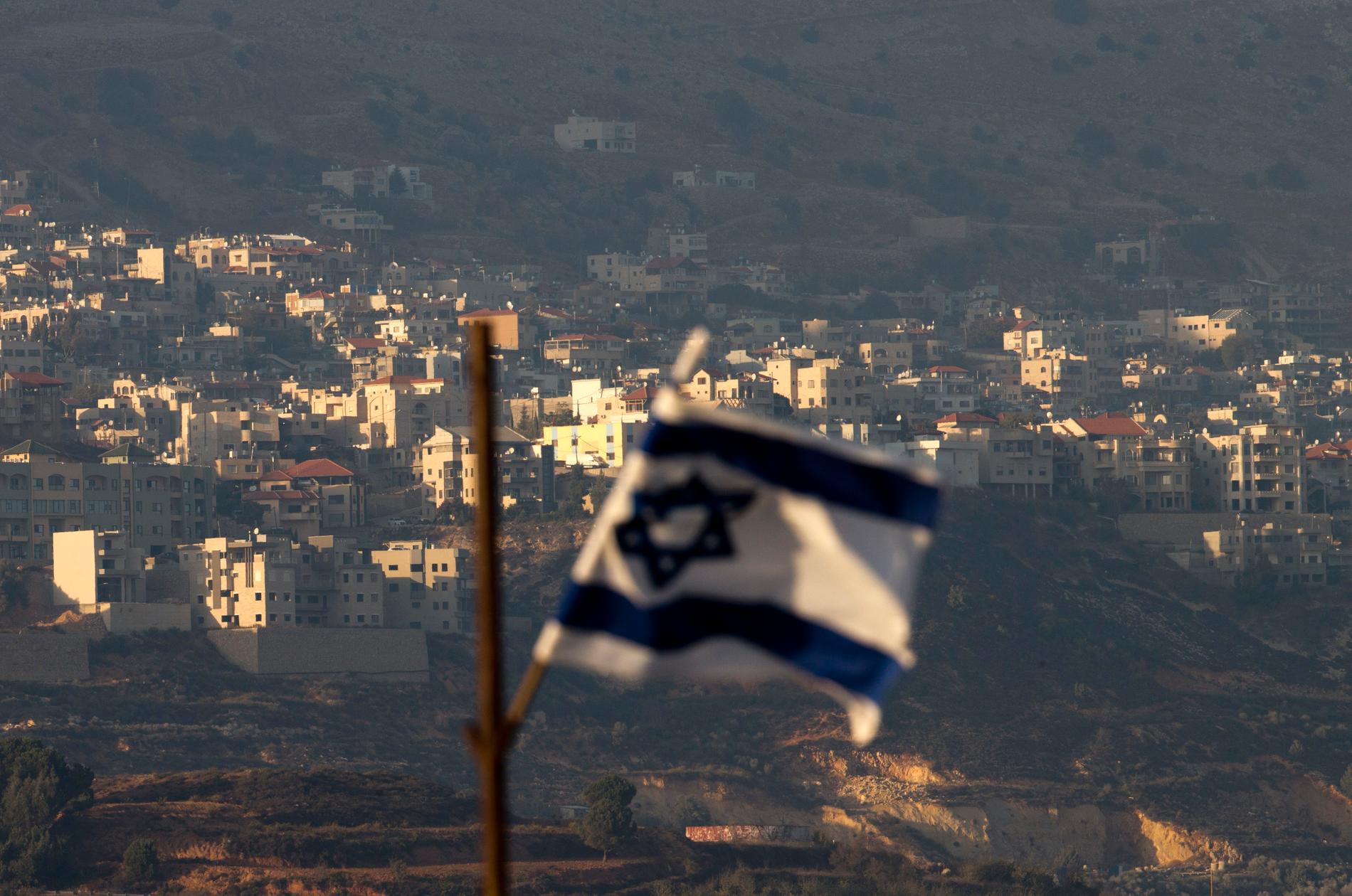 En israelisk flagga vajar i de av Israel annekterade syriska Golanhöjderna. Arkivbild.