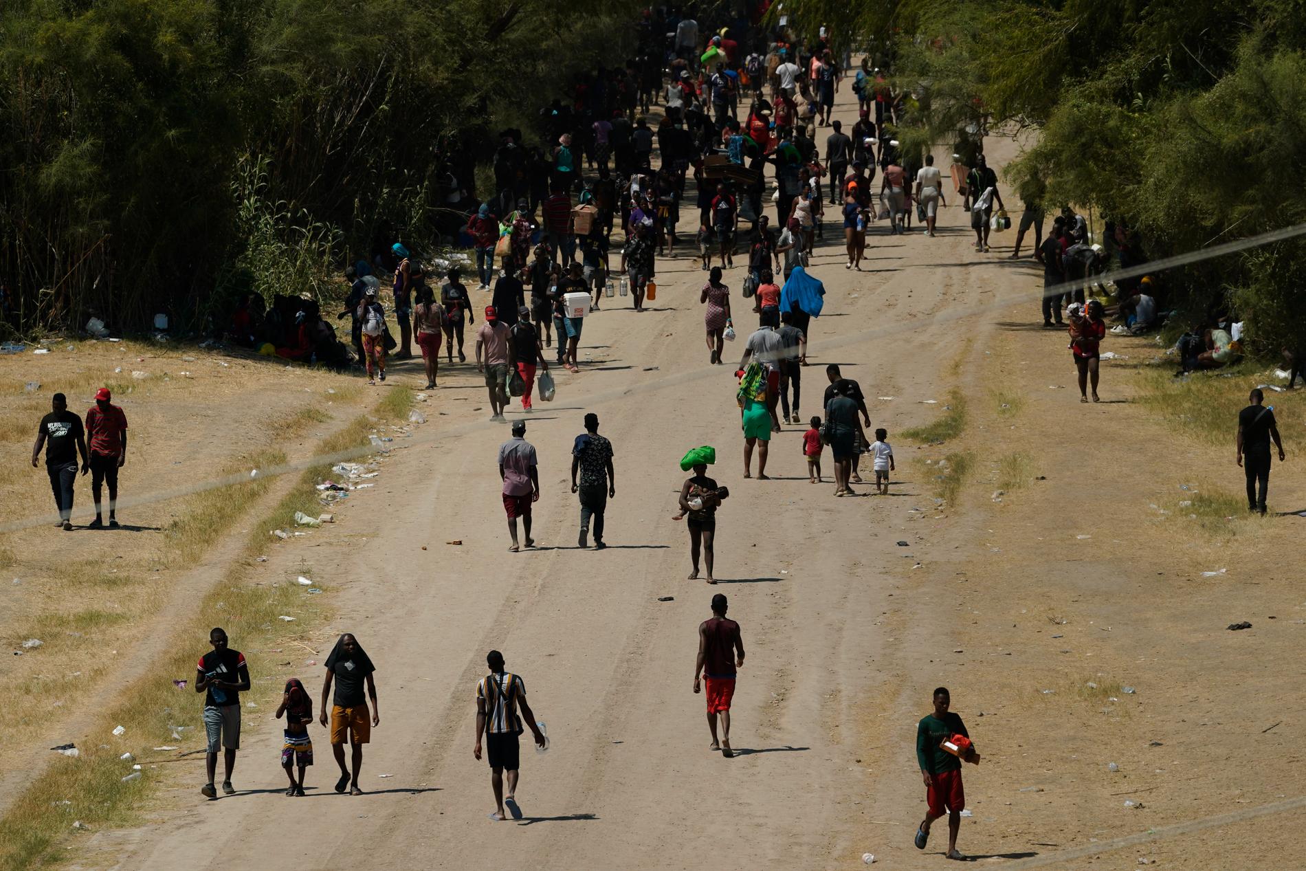 Migranter på den amerikanska sidan gränsen, i Del Rio, Texas, i fredags.