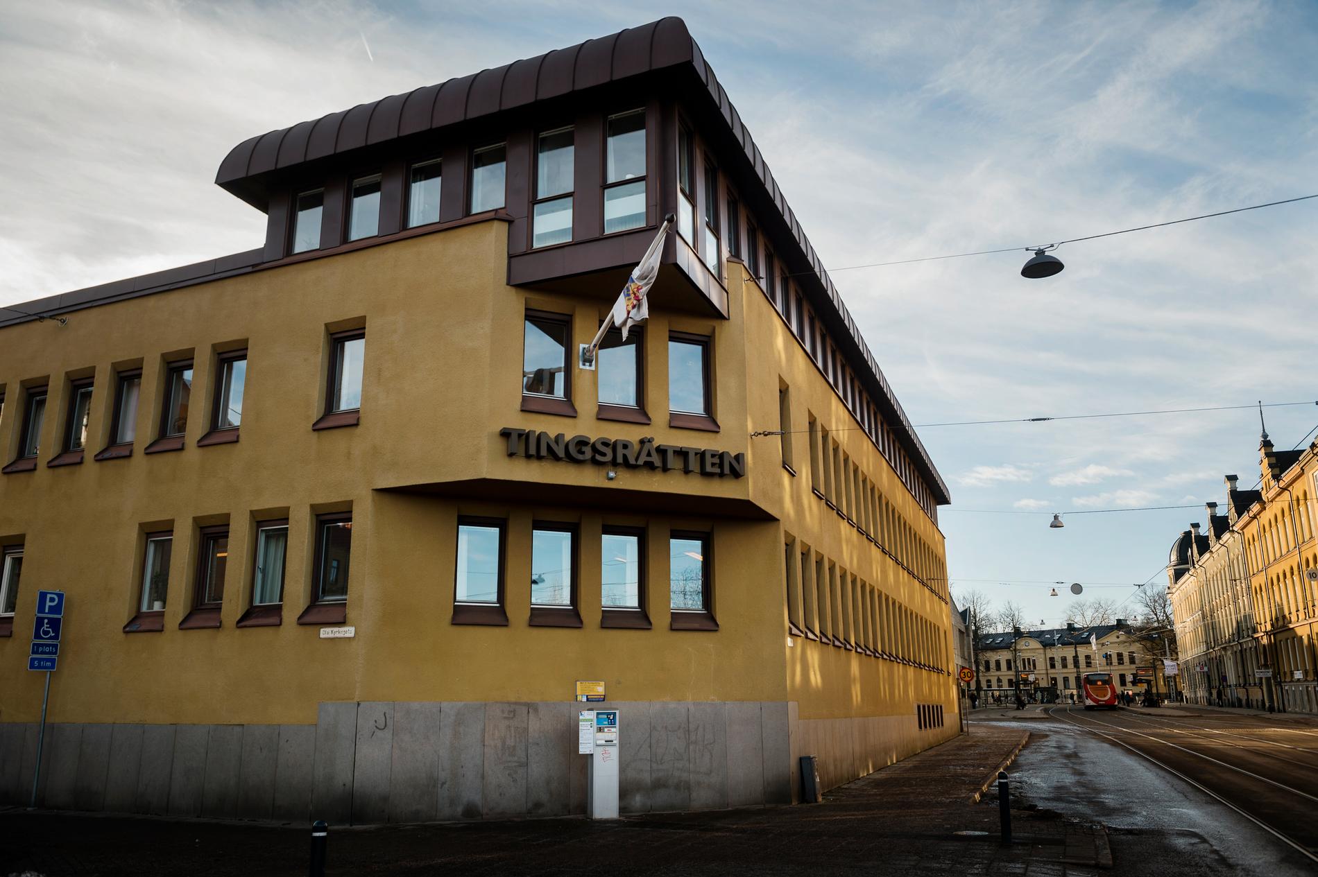 En man har åtalats misstänkt för att ha våldtagit en tioårig flicka i Norrköpings kommun. På bilden: Norrköpings tingsrätt. Arkivbild.