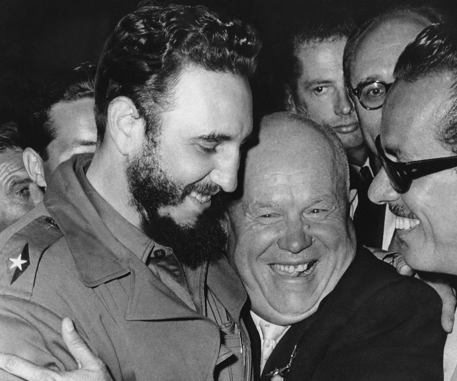 Fidel Castro och Sovjetunionens ledare Nikita Chrusjtjov kramar om varandra i september 1960.