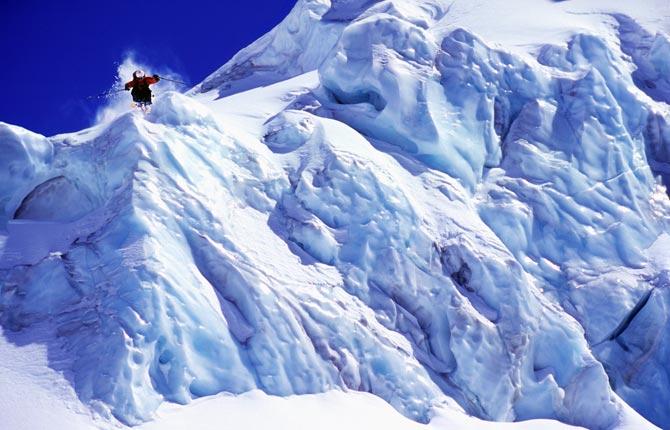 Puder? Nä, iskana. Ian Watson gör ett våghalsigt hopp på Argentiere – glaciären i Chamonix.