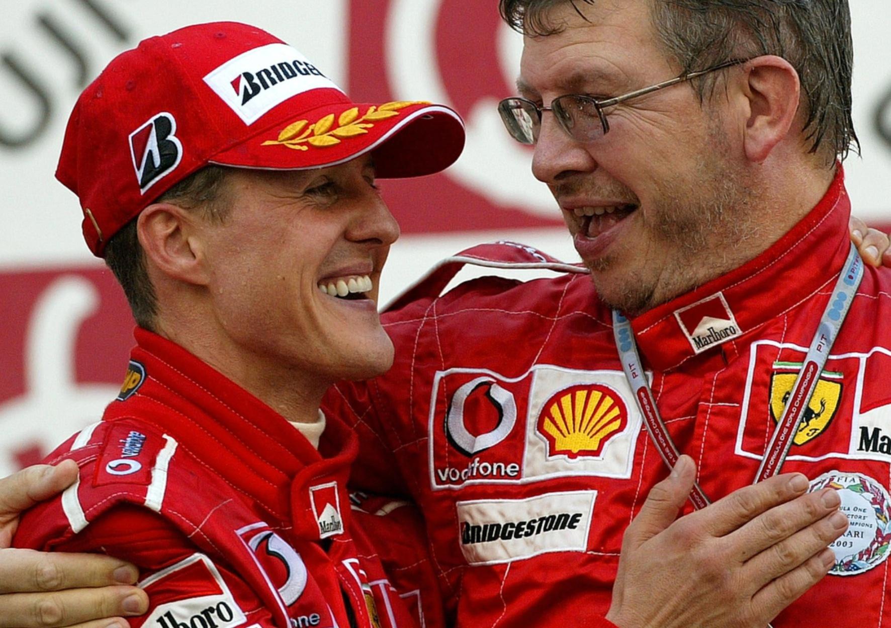 Michael Schumacher gratuleras av Ferraris tekniske chef Ross Brawn 2004.
