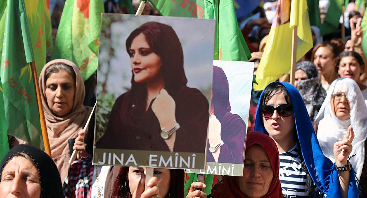 Kurdiska kvinnor i Syrien i en protest mot Zhina Mahsa Aminis död, i måndags.