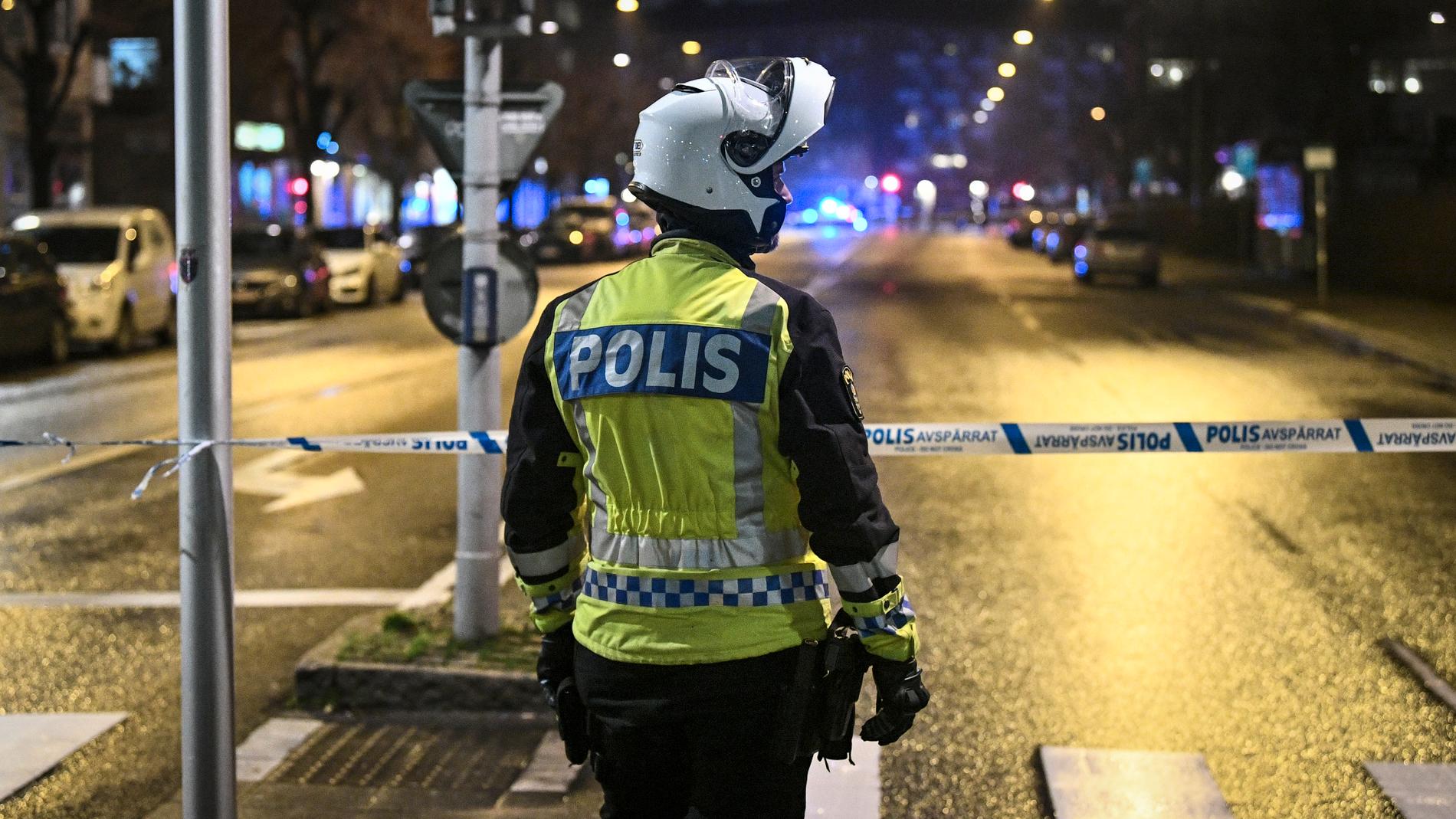 En skadad bil har hittats i ett garage efter en kraftig detonation i Malmö.