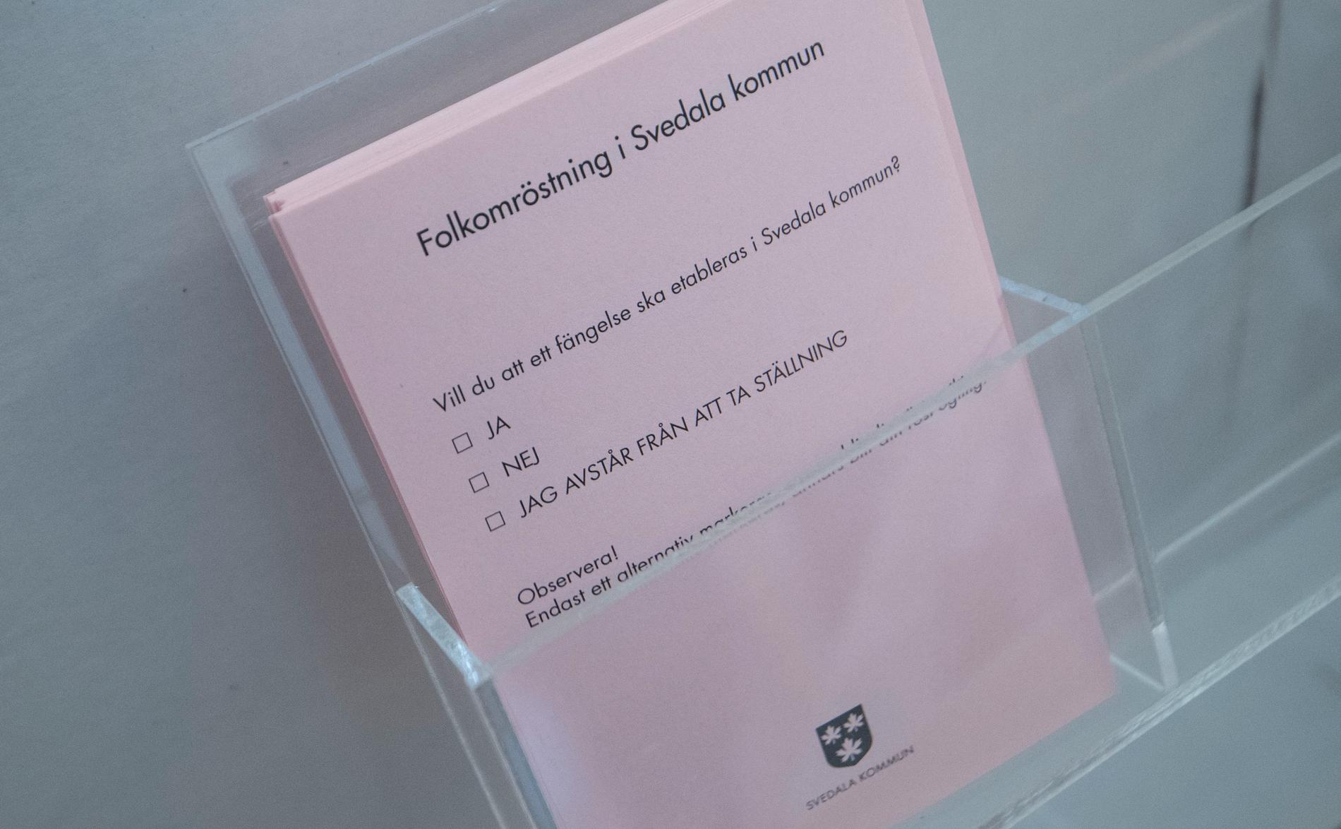 Rosa valsedel i folkomröstningen i lokalen för förtidsröstning vid Stortorget i centrala i Svedala.