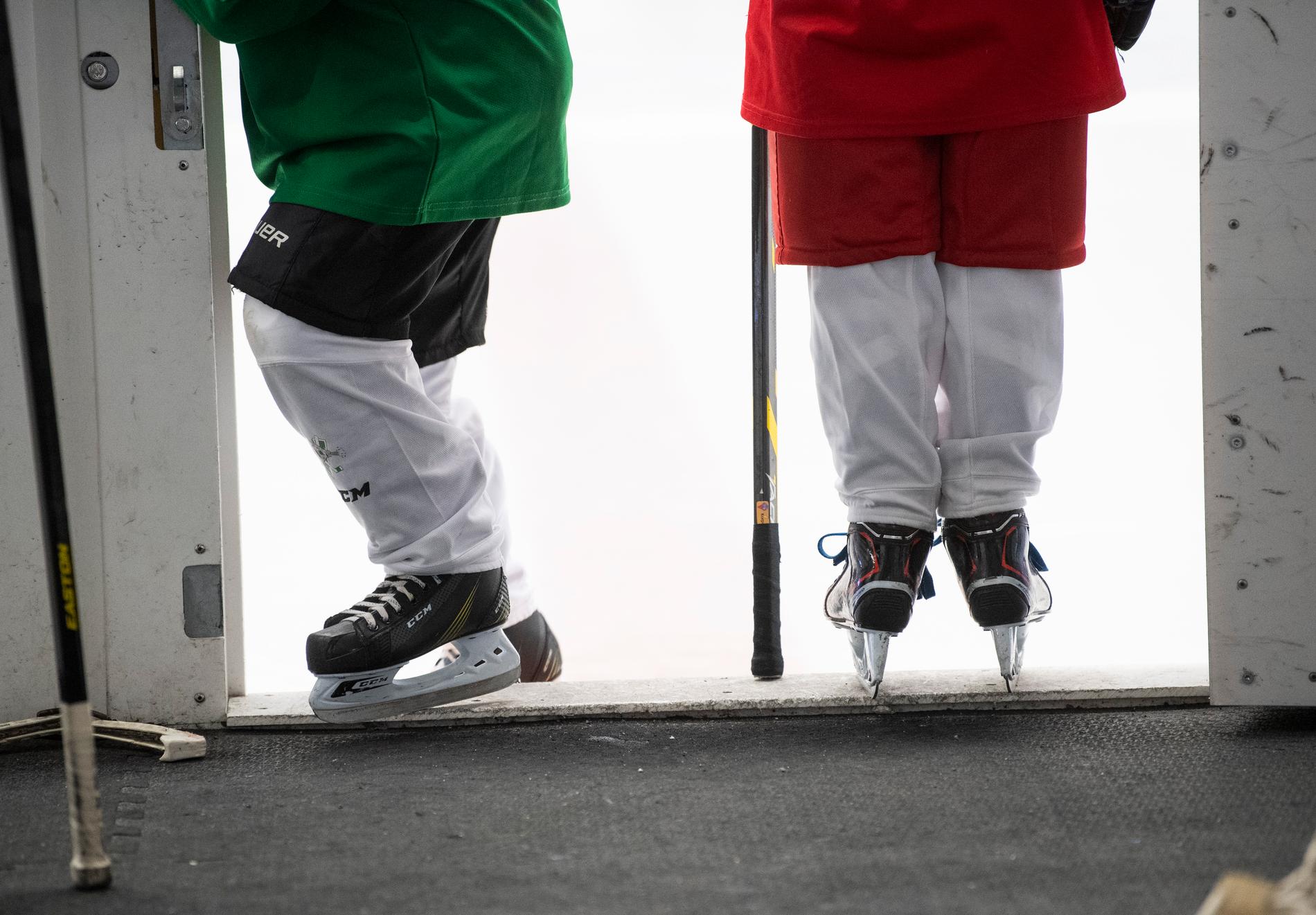 Ukrainska ishockeyspelande barn på flykt får utrustning skänkta av NHL-spelarna. Arkivbild.