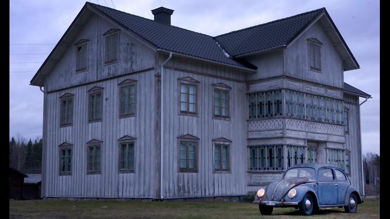 Vi stannar vid en gård i Ovanåkers socken som heter Tutabo, ett bra namn och en bra bakgrund att ställa VW:n framför. Huvudbyggnaden har ungefär samma patina som bilen.