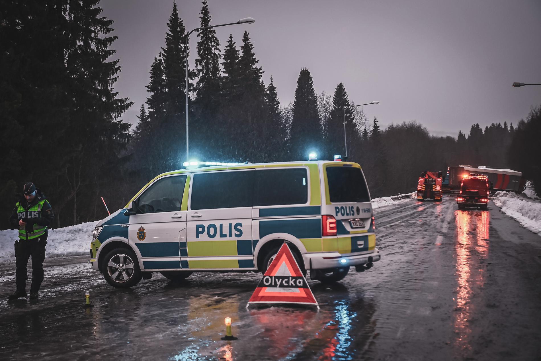 Det har varit glashalt på vägarna i norra Sverige under torsdagen. Trafikverket avråder från att ge sig ut 