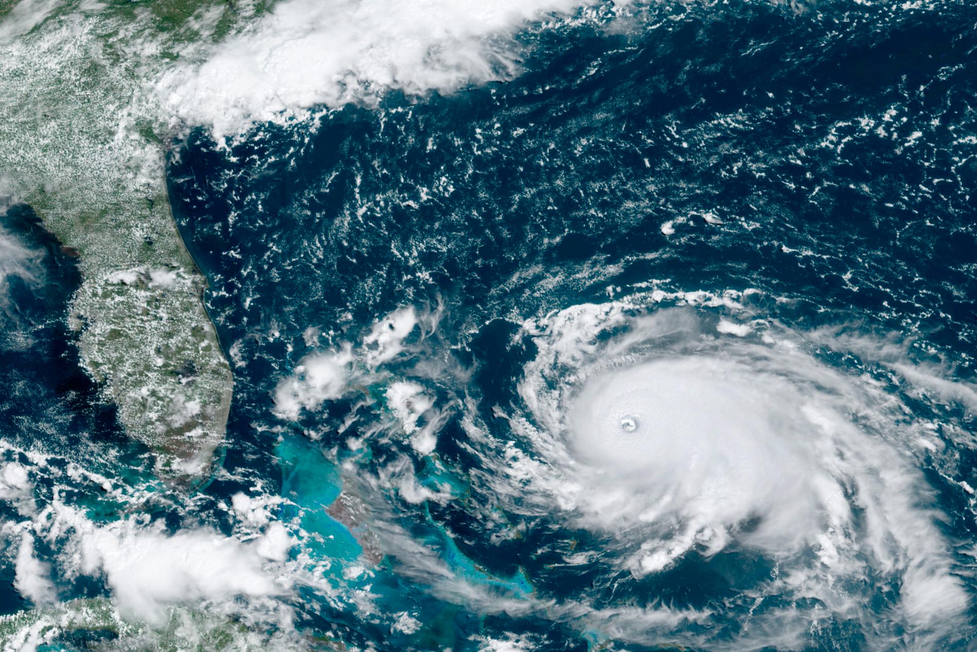 Orkanen Dorian har dragit in över norra Bahamas.