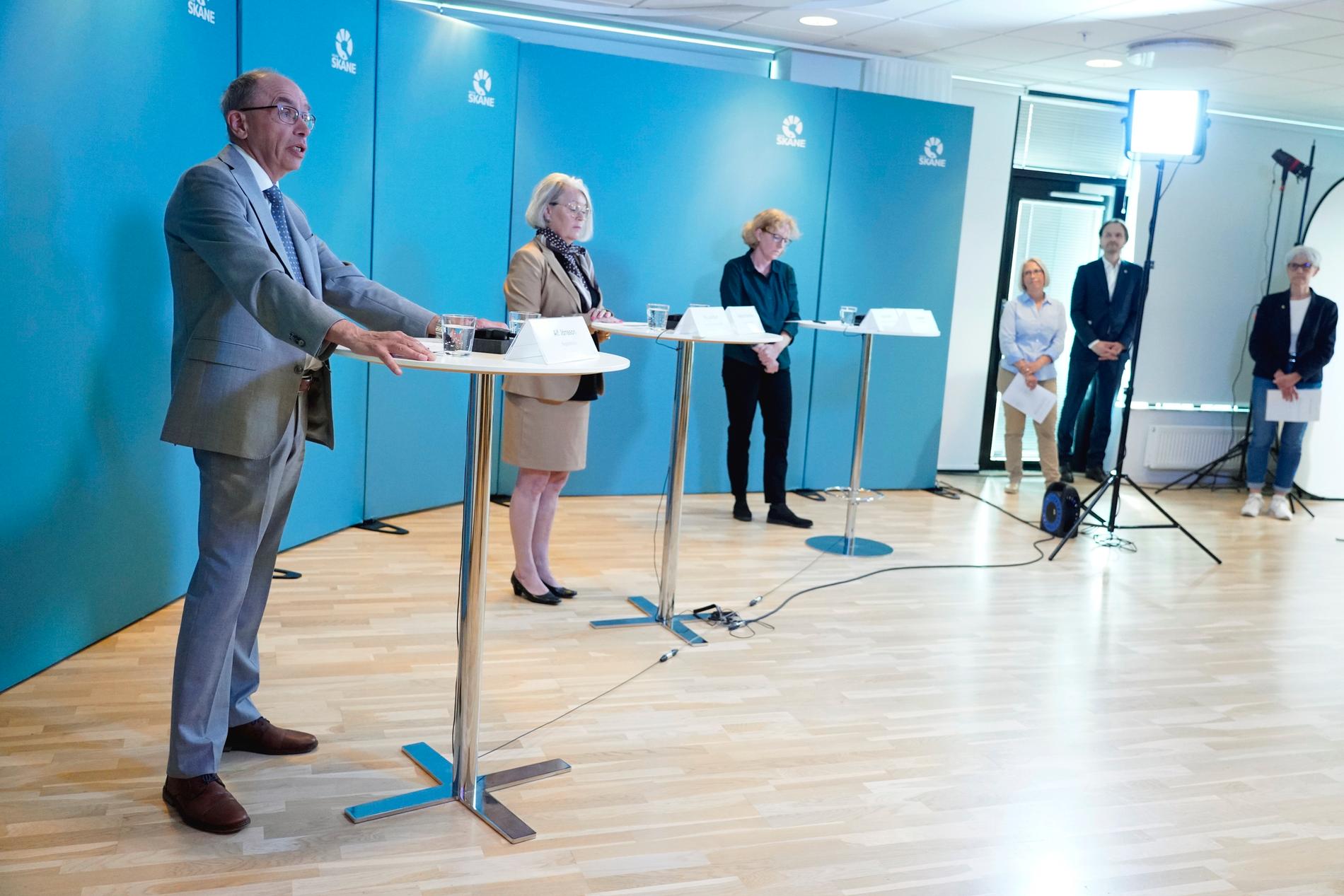 Alf Jönsson, regiondirektör, Pia Lundbom, hälso- och sjukvårdsdirektör; Eva Melander, smittskyddsläkare, under onsdagens pressträff med Region Skåne.