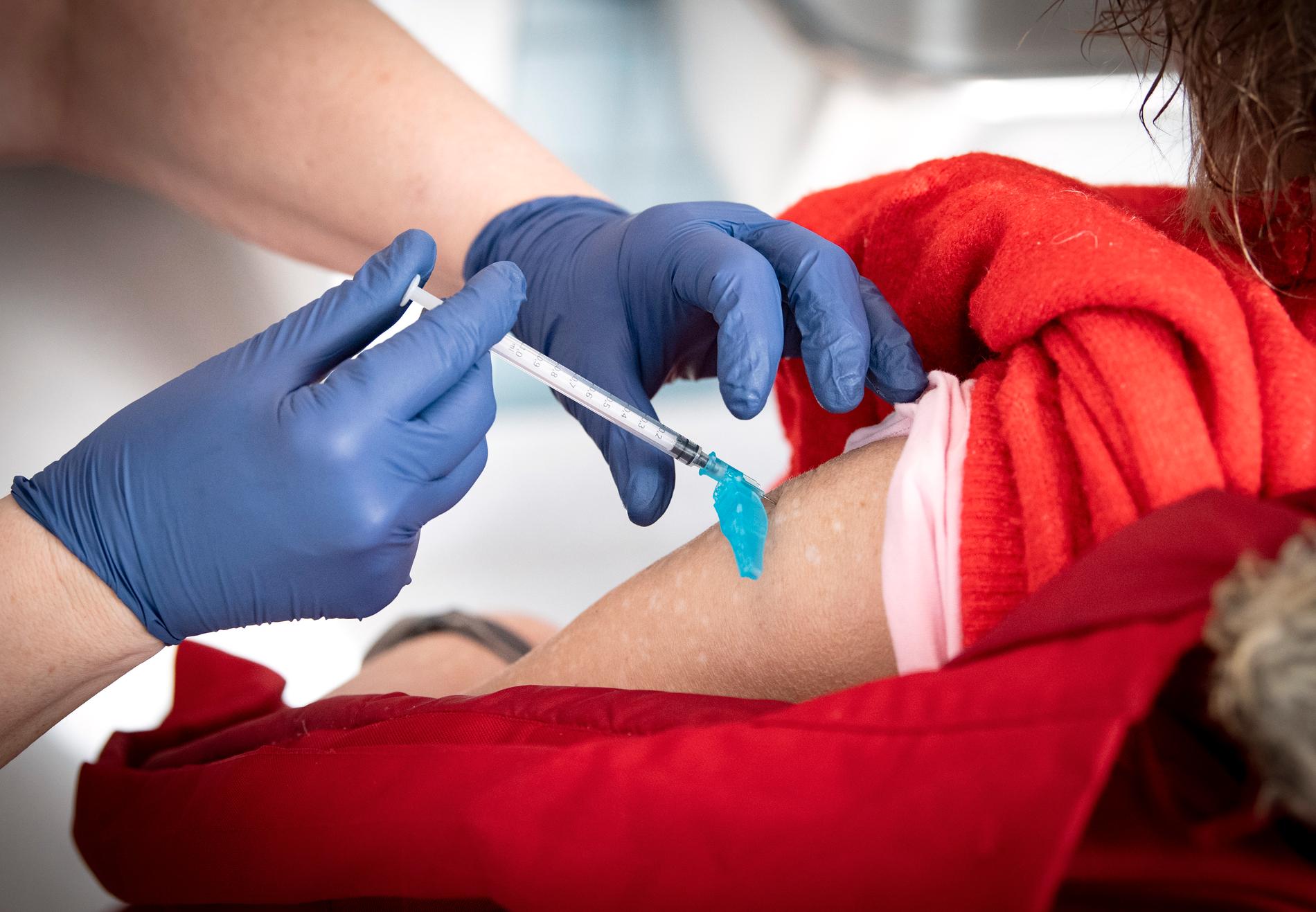 En spruta med Pfizers vaccin ges på vårdcentralen i Limhamn. 