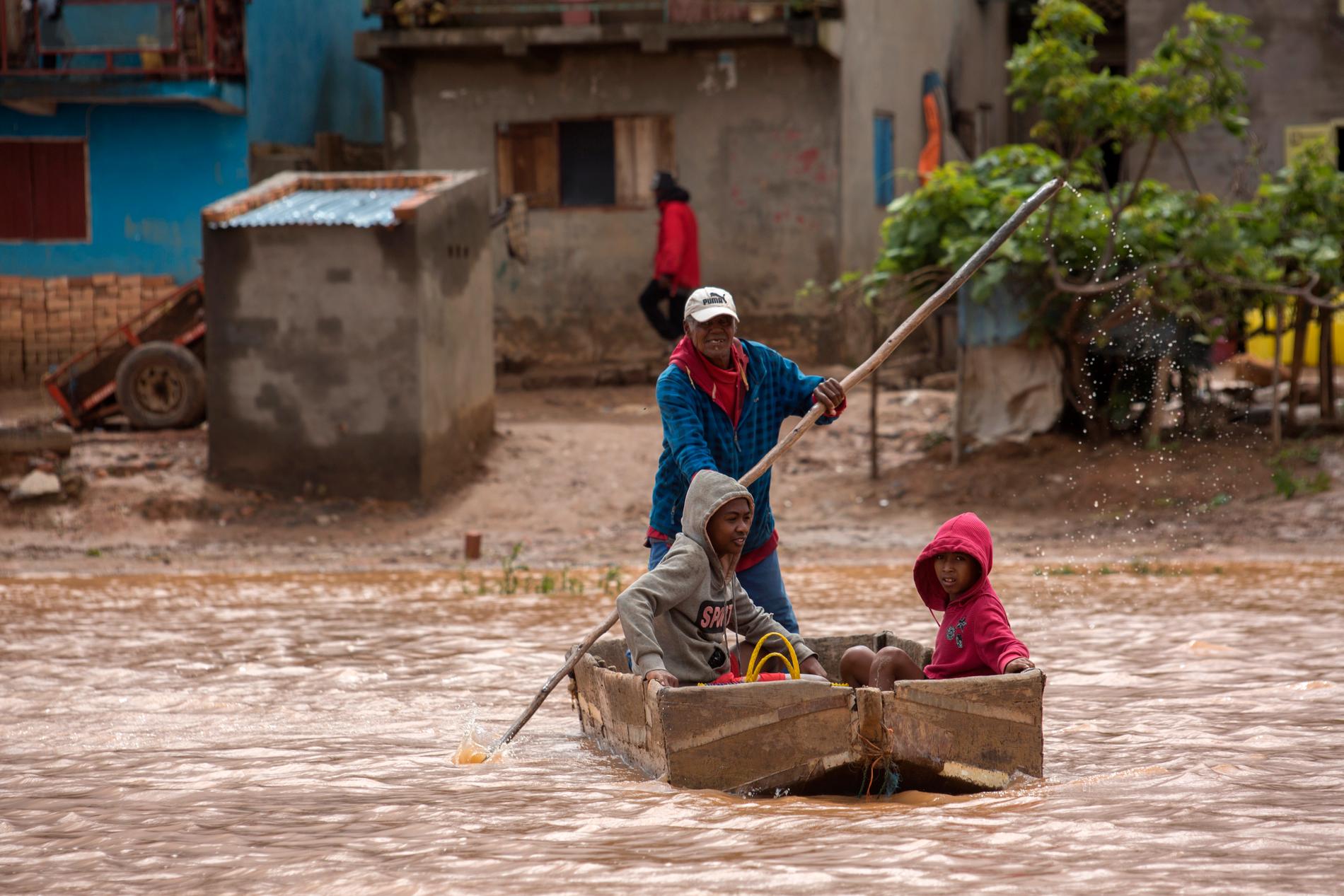 Cyklondrabbade invånare i Madagaskars huvudstad Antananarivo den 28 januari.