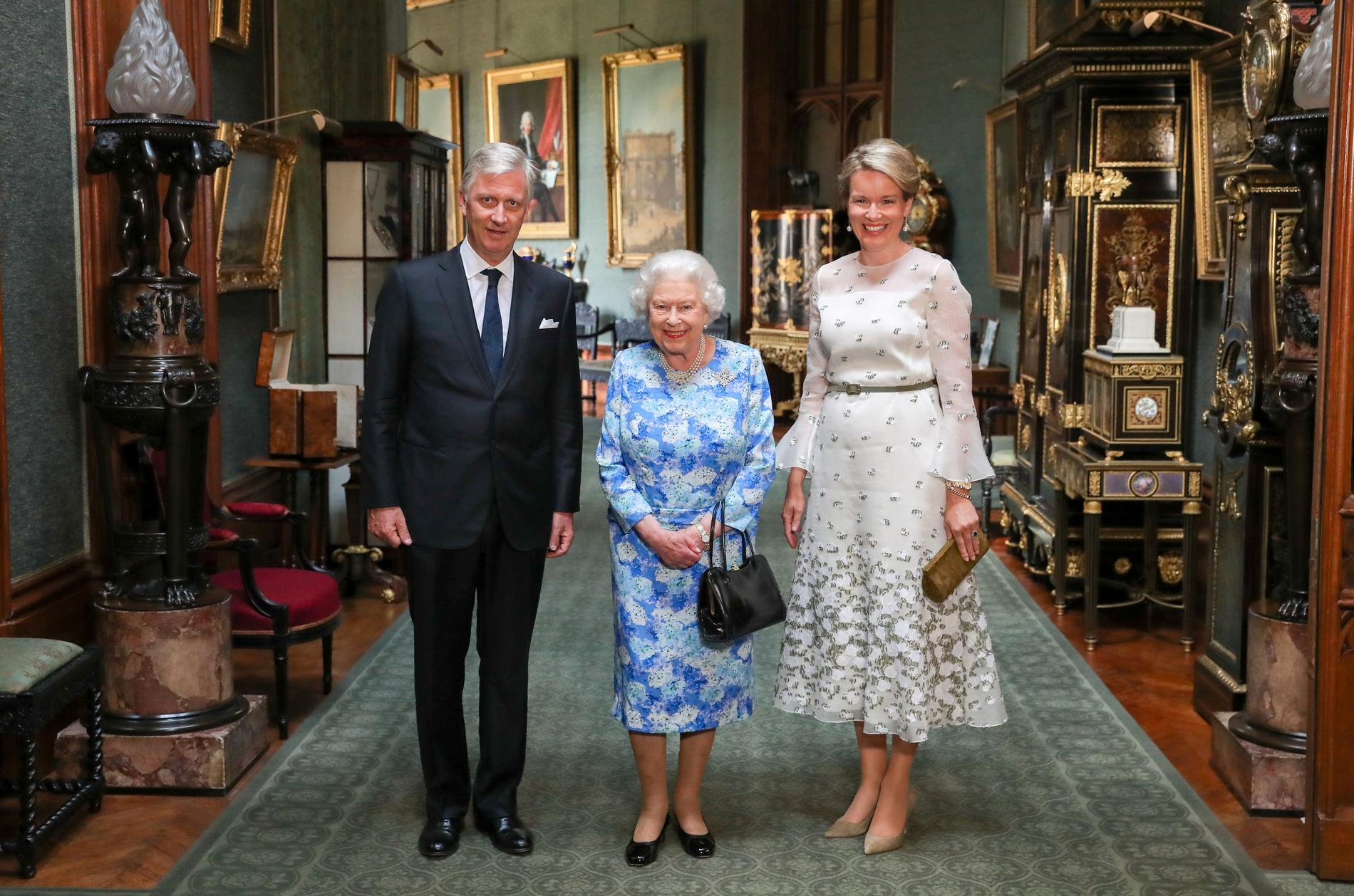Dag tre: Trump är kvar i landet och drottning Elizabeth har besök i form av kung Philippe och drottning Mathilde av Belgien. Dagen till ära bär hon en brosch som kallas ”Sapphire Jubillee Brooch”. Denna brosch var en gåva till henne från bundsförvanten Kanada. Alltså Trumps grannland vilket han tidigare i somras kritiserade efter G7-mötet (som också hölls i Kandada).  