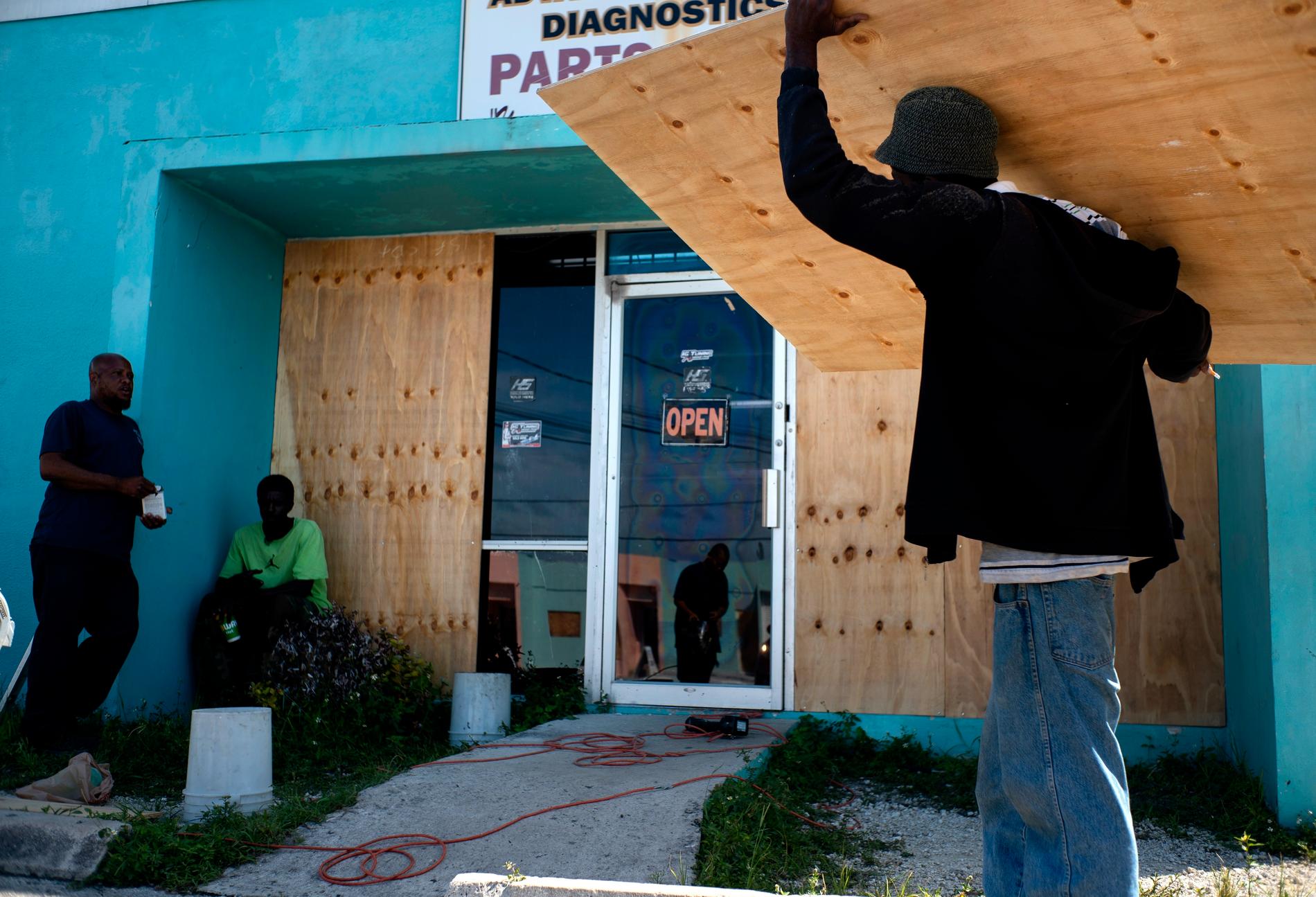 Bahamaner i Freeport på Grand Bahama förbereder sig för orkanen Dorians ankomst.