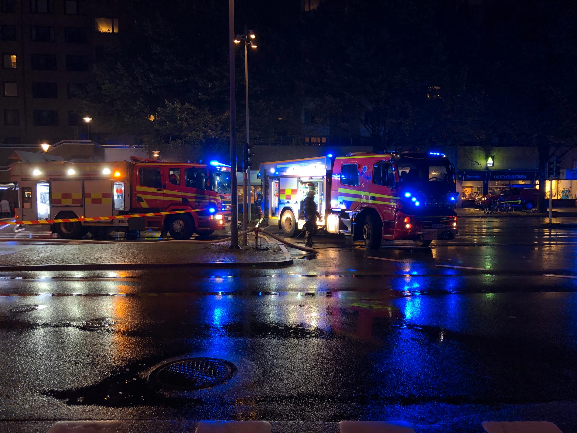 Räddningstjänst på plats vid flerfamiljshuset i centrala Göteborg.
