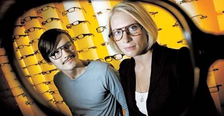 Anders Åkergren och Karin Tollbäck gör tummen upp för höstens glasögonmode. Nyckelorden är ”större”, ”nördigare” och ”plastigare”.