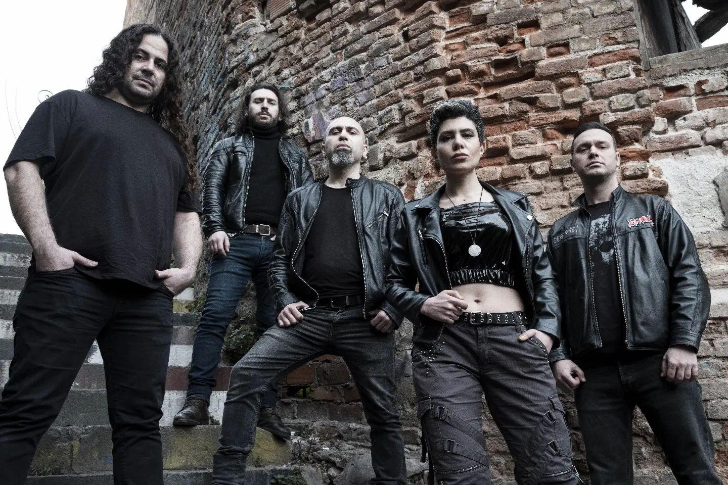 Sångerskan Haniye Kian (nummer två från höger) flydde från Iran och sjunger i dag i det turkiska metalbandet Desecrate.