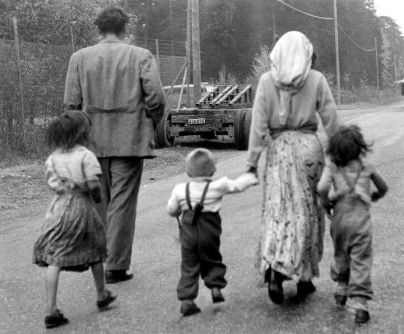 DÅ En romsk familj vräks från sitt tältläger i Mälarhöjden, Stockholm 1951.