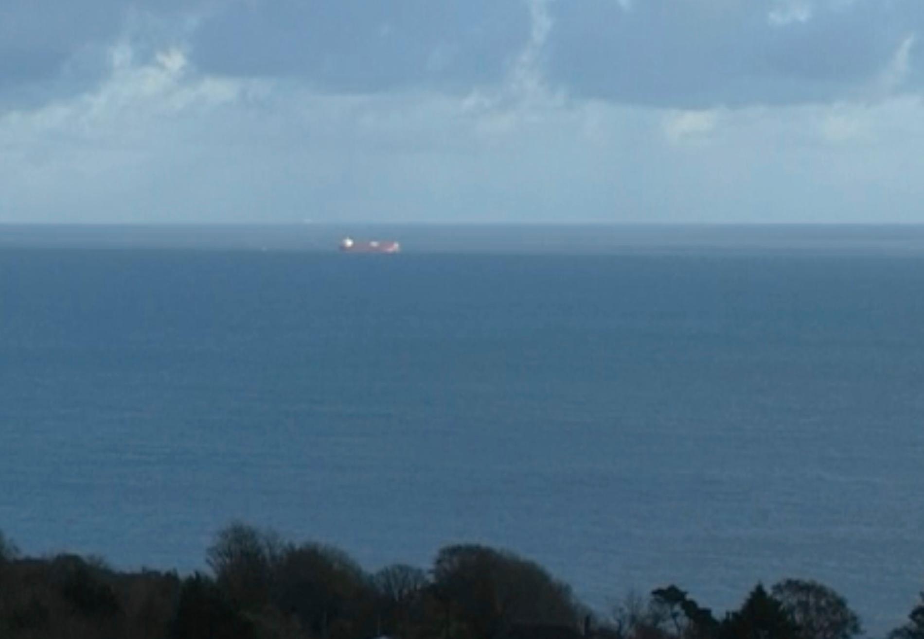 Den brittiska kustbevakningen meddelar att man sänt räddningshelikoptrar till fartyget.