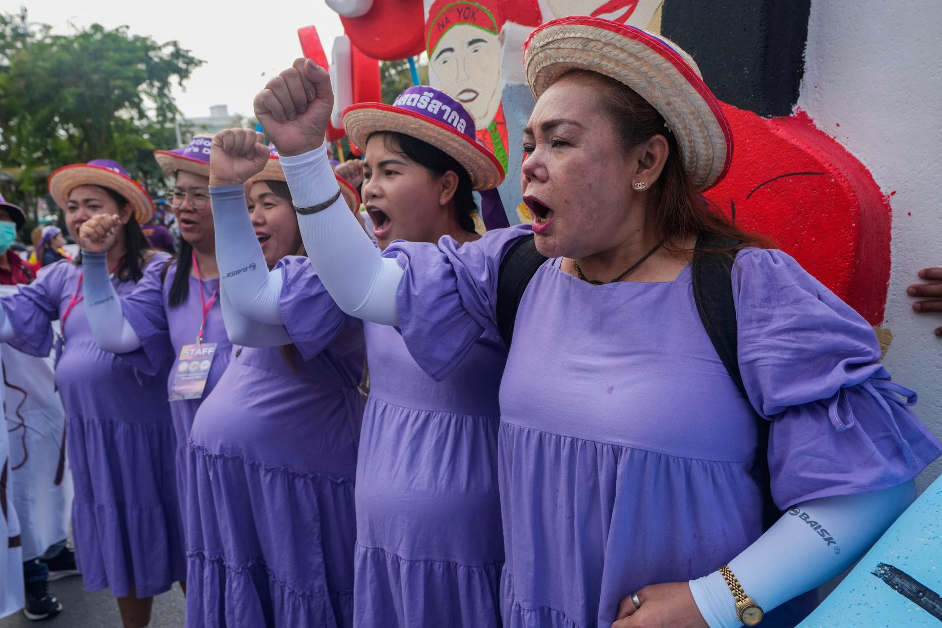 Thailändska kvinnor i Bangkok utklädda till gravida kräver betald föräldraledighet i upp till 180 dagar.