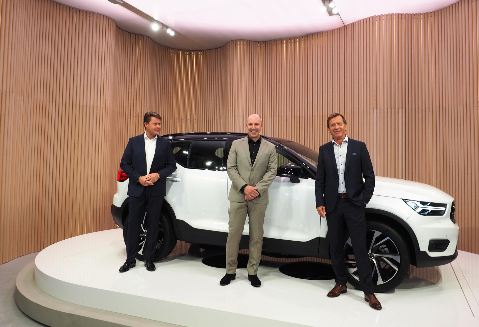 Volvo Cars nya USA-chef Anders Gustafsson, designchefen Robin Page och vd:n Håkan Samuelsson vid lanseringen av nya Volvo Xc40 i Milano.
