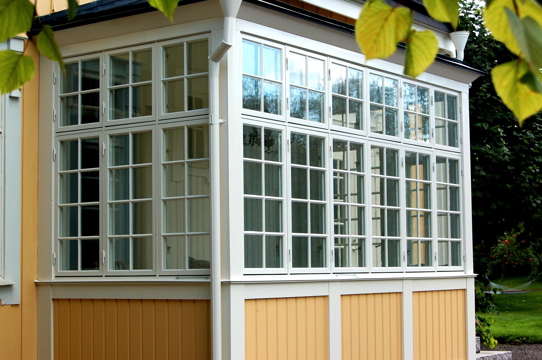 Traditionell verandaspröjs med småfönster. Till höger ett fint herrgårdsfönster.
