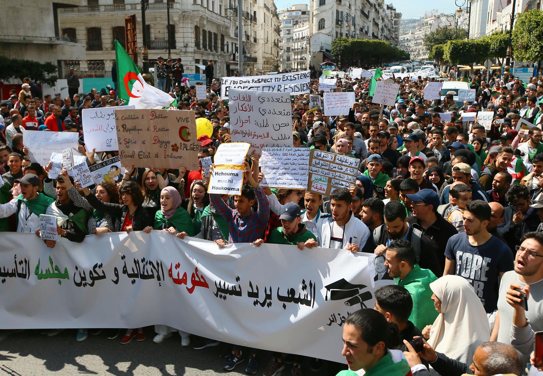 Protester i Alger under tisdagen.
