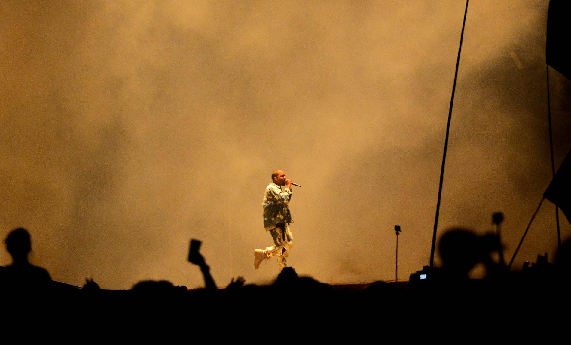 Kanye West repade sig snabbt och genomförde sedan konserten utan problem.